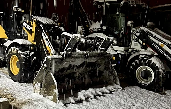 50 Personel, 4 Kepçe ve 3 Kumlama Aracıyla Karla Mücadele