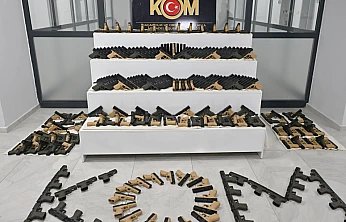 Adıyaman'da Silah Dönüştürme Operasyonu: 2 Gözaltı, Bin Tabanca Ele Geçti