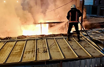 Akpınar Mahallesinde Gece Yarısı Çıkan Yangın Korkuttu