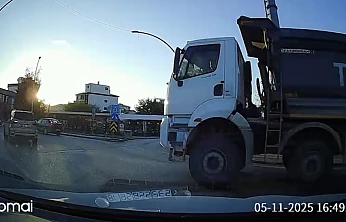 Araç Kamerası Kaydetti: Hafriyat Kamyonu Kavşakta Trafiği Tehlikeye Attı