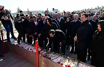 Bakan Uraloğlu'ndan Deprem Şehitlerine Karanfil