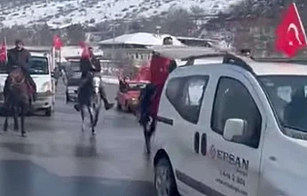 Banazı'da Bayrak Konvoyu: Arabalar ve Atlar Meydandaydı