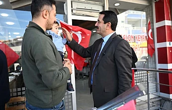 Battalgazi'de Cumhuriyet Coşkusu: Başkan Taşkın Vatandaşlara Türk Bayrağı Hediye Etti