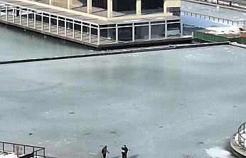 Buz Tutan Gölette Tehlikeli Yürüyüş