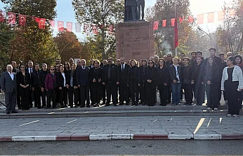 CHP İlçe Örgütleri Okul Önlerinde Ata'yı Anma Programı Düzenledi