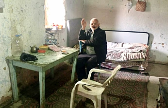 Depremzede Hüseyin Atılgan, Yıkık Evinde Tek Başına Hayata Tutunmaya Çalışıyor