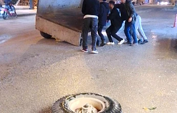 Dilek'te Bozulan Yollar Tepki Çekiyor: Traktörün Tekerleği Yerinden Fırladı