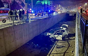 Direksiyon Hakimiyetini Kaybeden Sürücü Sulama Kanalına Uçtu