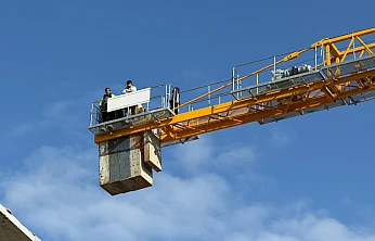 Doğanşehir'de Maaşlarını Alamayan İnşaat İşçileri Kule Vinçe Çıktı