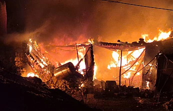 Gece Yarısı Alevler Köyü Aydınlattı: Bir Ev Tamamen Yandı