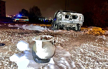 Geceyi Aydınlatan Araç Yangını: Araç Küle Döndü, Tüp Güvenli Alana Alındı