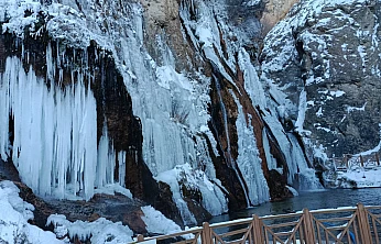 Günpınar Şelalesi'nde Kış Manzarası: Dev Buz Sarkıtları Hayran Bıraktı