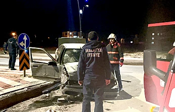 Hanımınçiftliği Mahallesi'nde İki Otomobil Çarpıştı: 3 Yaralı