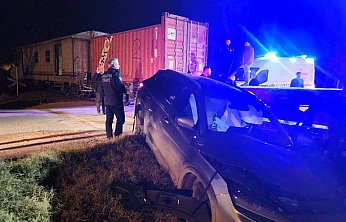 Hemzemin Geçitte Feci Kaza: Otomobile Çarpan Tren 5 Kişiyi Yaraladı