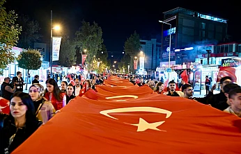 İnönü Caddesi Kırmızı Beyaza Büründü: Cumhuriyet'in 102. Yılı Kutlandı