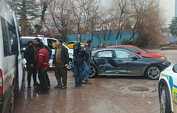 İşçi Servisi ile Otomobil Çarpıştı, Battalgazi'de Korku Dolu Anlar