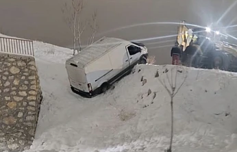 Kurtarma Operasyonu Kazaya Dönüştü: Minibüs Metrelerce Yüksekten Düştü