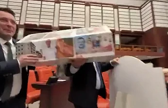 Maket Tabut Girişimi Meclis'i Karıştırdı, Emekli Düzenlemesi Yasalaştı