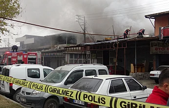 Malatya'da kaporta dükkânının çatısında yangın paniği