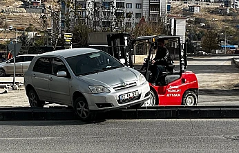 Malatya'da Refüje Çıkan Otomobil Forklift Operasyonu İle İndirildi