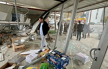 Malatya'da Trafik Kabusu: Hızlı Araç Konteyner İşyerlerini Biçti, Tarlaya Düştü