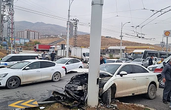 Malatya-Elazığ Yolu'nda Kavşak Kazası: Sürücüler Hastaneye Kaldırıldı