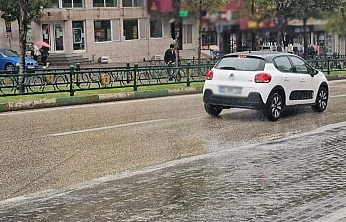Meteoroloji'den kuvvetli yağış uyarısı: Bazı bölgelerde sağanak ve fırtına bekleniyor