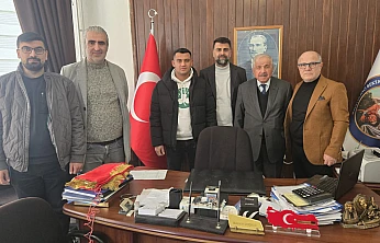 Milli ve Manevi Değerlere Vurgu: Hacı Bektaş Veli Derneği'ne Bayrak Takdimi