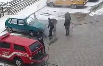 Otomobil Motorunda Yangın: İtfaiye Zamanında Müdahale Etti