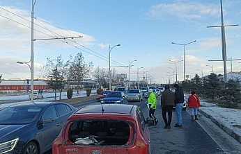 Otomobil Tıra Arkadan Çarptı, Yol Kenarına Savruldu