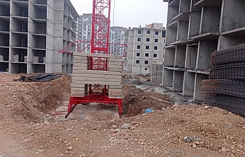 Paralarını Alamayan İşçiler İsyan Edip Kule Vinçe Çıktı