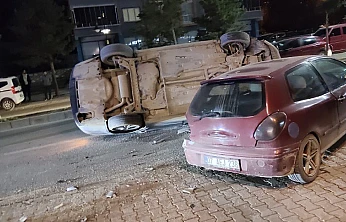 Park Halindeki Araca Çarpan Otomobil Ters Döndü: Sürücü Kaçtı