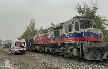 Rayların Üzerine Düşen Yaşlı Adam Tren Altında Kaldı