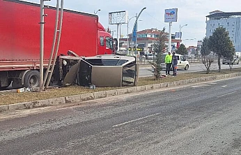 Tırla Çarpışan Otomobil Yan Yattı, Trafik Aksadı