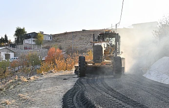 Yeşilyurt Belediyesi ekipleri, ulaşım konforunu artırmak için ilçenin dört bir yanında çalışmalarını sürdürüyor.
