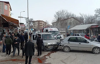 Yeşilyurt'ta Trafik Kazası: Otomobil Taksiye Çarptı