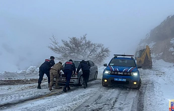 Zorlu Kış Şartlarında Örnek Operasyon: 47 Vatandaş Güvenli Alanlara Sevk Edildi
