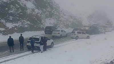 Malatya– Çelikhan Yolunda Yoğun Kar ve Tipi Ulaşımı Aksattı