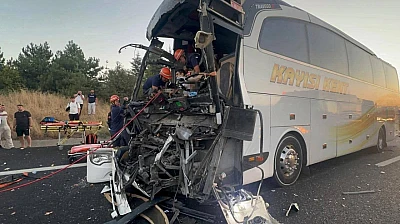 Otobüs Kazası: 1 Kişi Hayatını Kaybetti 10 Kişi Yaralandı