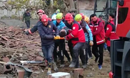 Çöken Binanın Enkazında Kalan Kepçe Operatörü Kurtarıldı