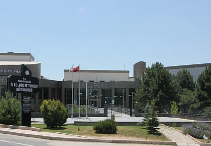 İzmir Devlet Tiyatrosu'ndan Elazığ'da Kahkaha Dolu Akşamlar: 'Münasebetsiz' Sahneye Çıkıyor