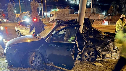 Malatya–Elazığ karayolunda otomobil Trambüs direğine çarptı: 1 yaralı