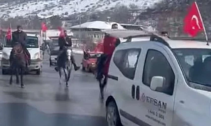 Banazı'da Bayrak Konvoyu: Arabalar ve Atlar Meydandaydı