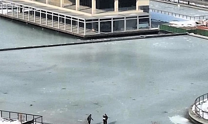 Buz Tutan Gölette Tehlikeli Yürüyüş