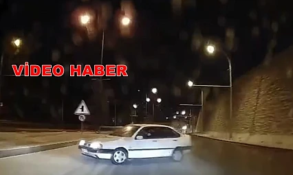 Buzlu Yolda Tehlikeli Sürüş: Makas Atan Araç Orta Refüje Çarptı