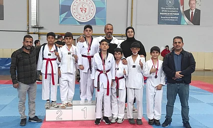 Cumhuriyet Bayramı Coşkusu Battalgazi Spor Salonu'nu Sardı