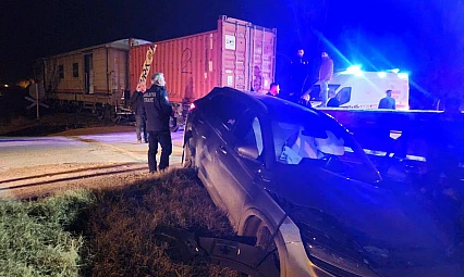 Hemzemin Geçitte Feci Kaza: Otomobile Çarpan Tren 5 Kişiyi Yaraladı