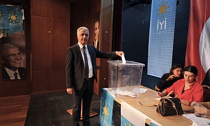İYİ Parti Yeşilyurt İlçe Teşkilatı'nda Bayrak Değişimi: Alper Karakurt Başkan Seçildi