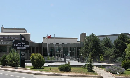 İzmir Devlet Tiyatrosu'ndan Elazığ'da Kahkaha Dolu Akşamlar: 'Münasebetsiz' Sahneye Çıkıyor