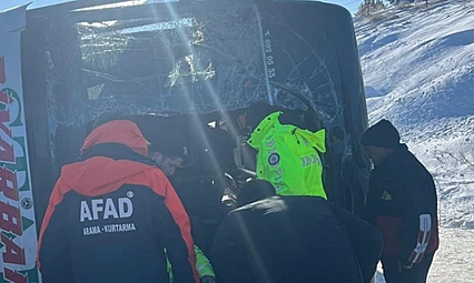 Kars'ta Trafik Kazası: Yolcu Otobüsünde 17 Yolcu Yaralandı